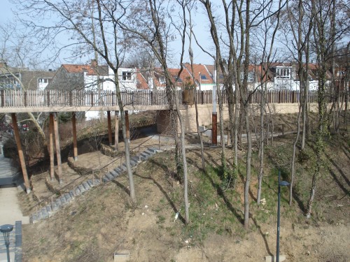 Le dessin de la clôture et du mur anti bruit forme une ligne continue perceptible depuis l'autoroute : vitrine de la Promenade.
