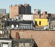 A clear contrast with its context turn the building into a signal