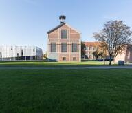 Le bâtiment LEAUD acceuillant une salle de projection et un bâtiment patrimonial