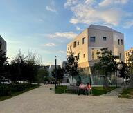 Vue sur le bâtiment Fontainas depuis l'entrée du parc 