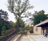 Vue vers l'Ecole Nouvelle de puis la piste de petanque extérieure ©Séverin Malaud