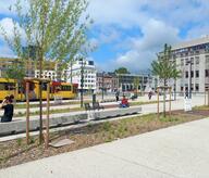 Traversée du tram sur esplanade de la gare