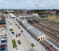 Place de la gare, nouvelle gare des bus et passerelle sur le chemin de fer