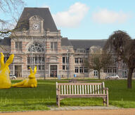 Le parc Crombez, l'oeuvre "2 amis, jamais perdus" en collaboratino avec l'artiste Christophe Lorenz et la gare de Tournai ©RodinDesplechin-StudioPaolaVigano