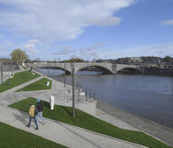 Vue de la promenade piétonne le long de la Meuse