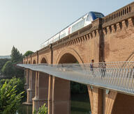 Une étude préliminaire, menée en étroite collaboration avec les experts en ponts de la SNCF, a confirmé que le viaduc pouvait supporter une nouvelle passerelle légère