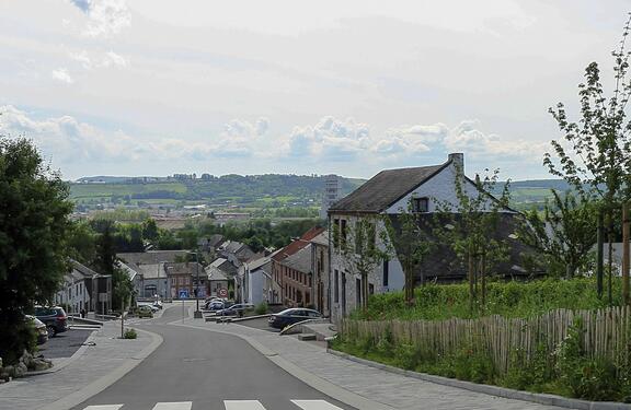 La rue Prince Albert - ouverture sur le grand paysage de la vallée de la Meuse