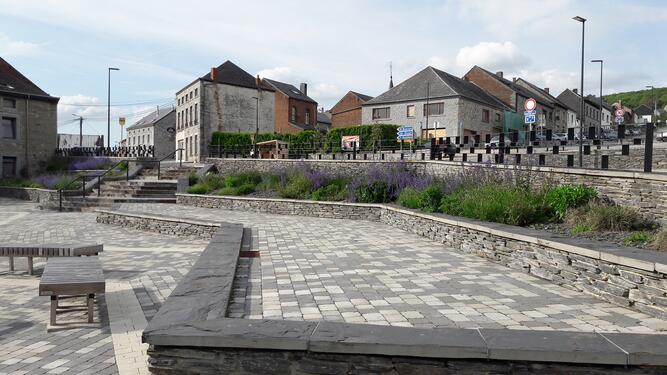 Matériaux, plantations et garde-corps s'inspirent des éléments du paysage local. L'abri bus en robinier est plutôt une petite folie ...