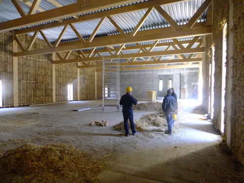 Chantier ossature en bois remplie de paille 