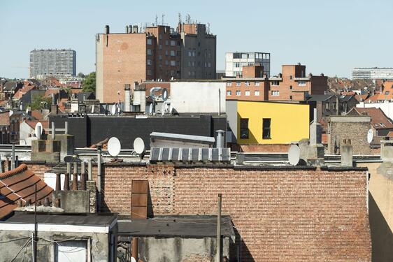 A clear contrast with its context turn the building into a signal