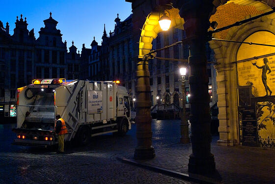 Sur la Grand place de Bruxelles,le nettoyage au petit matin par les équipes de Bruxelles Propreté