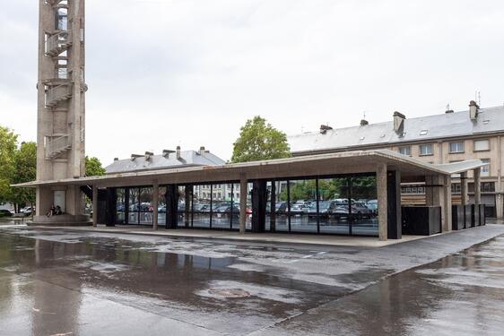 Halle-beffroi à Saint-Lô, avec brises-vents descendues et un verre au centre du beffroi