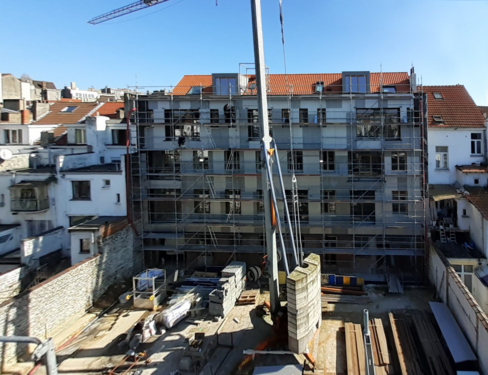 Pose sur chantier de tôles de réemploi