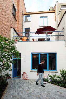 Nouvelle façade arrière avec terrasse et cour plantée