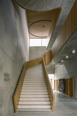 le hall du cinéma avec le grand escalier