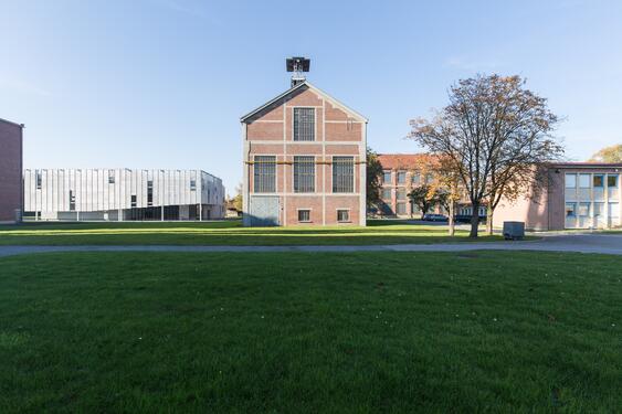 Le bâtiment LEAUD acceuillant une salle de projection et un bâtiment patrimonial