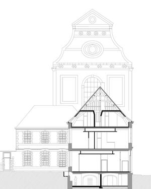 la coupe avec la chapelle en arrière-plan