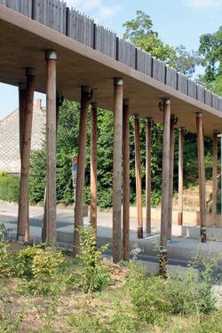 la passerelle affirme la présence de la voie verte et apporte une impression d’élancement contrastant avec la massivité du viaduc.