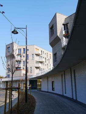 l'implantation du bâtiment accompagne la courbe du square