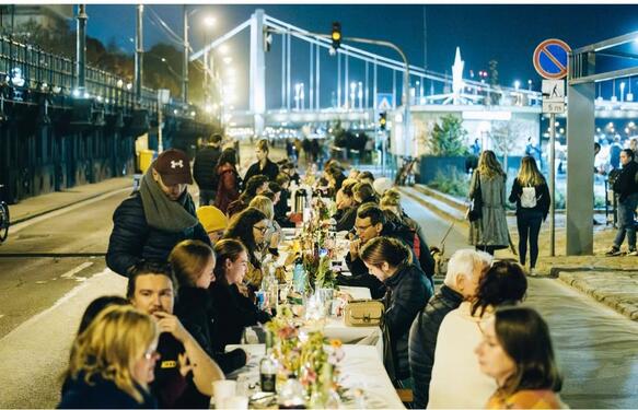 📷 : Événement organisé par @valyovalyo le long du Danube à Budapest.