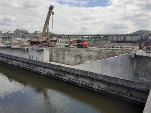 La Sambre canalisée : déconstruction des rives betonnées