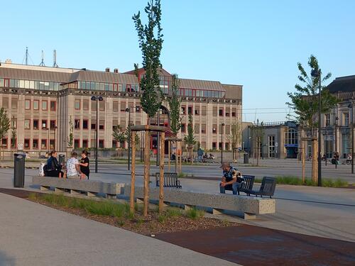 Au-delà de la fonction déplacement, l'esplanade de la gare est aussi lieu de détente et de rendez-vous. 