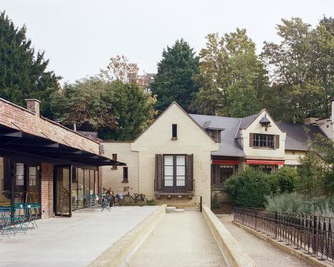 Terrasse et piste de pétanque en lien avec l'environnement végétal