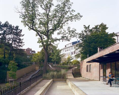 Vue vers l'Ecole Nouvelle de puis la piste de petanque extérieure