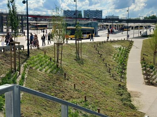 Un parc linéaire qui s'inscrit au cœur de la vie urbaine active. 