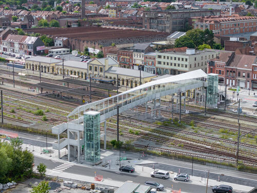 La passerelle dans son contexte ferroviaire et urbain vue du ciel de Luingne