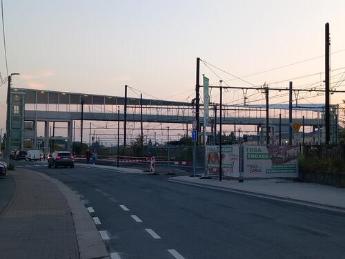 La passerelle côté Luingne dans le paysage ferroviaire.