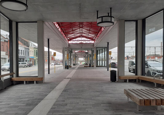 La gare des bus, une alternance entre "quais" et "salons".