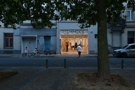 Façade sur la place Lemment de nuit