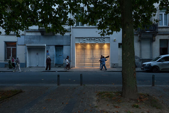 Façade avant grille fermée