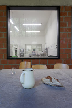 Salle avec vue sur les ateliers