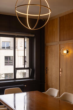 BeCentral Salle de Réunion avec bardages et luminaires sur mesure par l'architecte d'intérieur Maxime De Campenaere