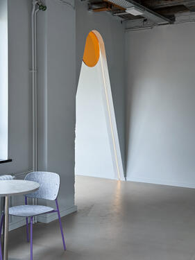 BeCentral Arche lumineuse avec plexiglass circulaire orange par l'architecte d'intérieur Maxime De Campenaere