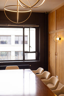 BeCentral Salle de réunion avec mur en portes de récupération par l'architecte d'intérieur Maxime De Campenaere