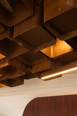 BeCentral plafond en éléments de récupération acier corten Rotors par l'architecte d'intérieur Maxime De Campenaere