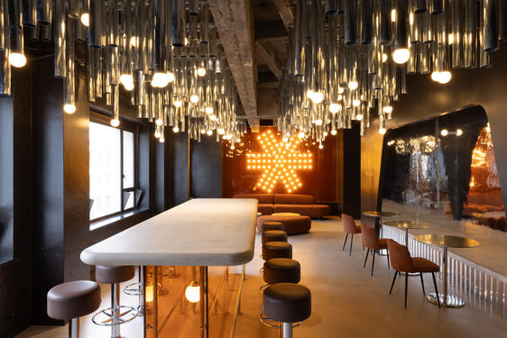 BeCentral Espace collaboratif avec plafond constitué de tubes en acier par l'architecte d'intérieur Maxime De Campenaere
