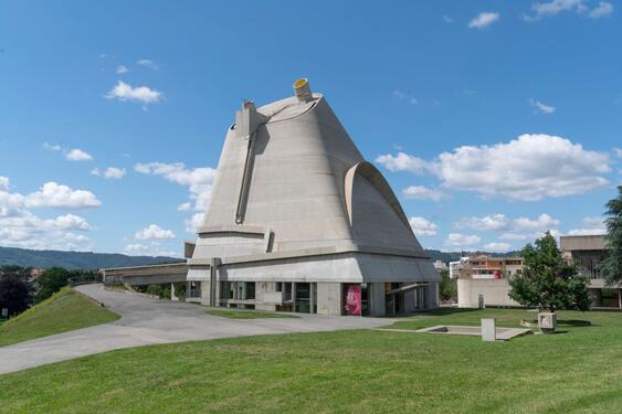 Eglise Saint-Pierre, Gaël Romier © F.L.C / ADAGP Conception, Le Corbusier architecte, José Oubrerie assistant (1960-65). Réalisation, José Oubrerie architecte (1970-2006)