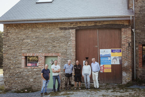 Façade avant et intervenants