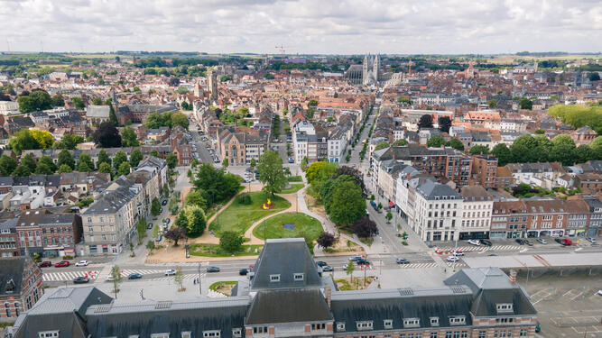 Vue panoramique de la gare vers le Parc Crombez, la rue Royale et la cathédrale - ©Ville de Tournai