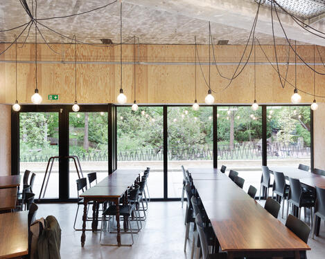 PAULUS - cafétéria donnant sur le parc