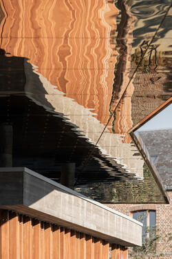 Détail du préau en acier galvanisé effet miroir