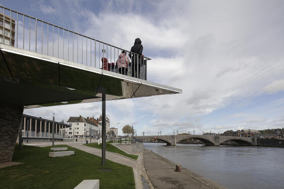 La nouvelle Esplanade offre des points de vue aux piétons sur la Meuse