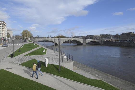 Vue de la promenade piétonne le long de la Meuse