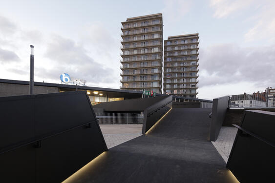 La passerelle sculpturale prend place au-dessus de la voirie existante