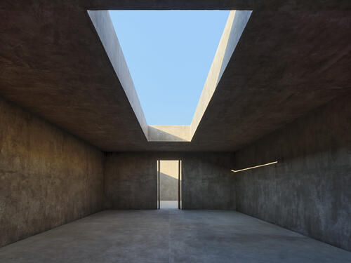 Interior view of the space featuring a zenithal opening to the sky