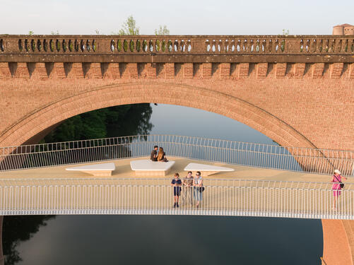 Chaque petit belvédère, situé exactement au milieu de chaque arche du viaduc ferroviaire, est équipé de bancs qui servent de lieu de repos et de rencontre.